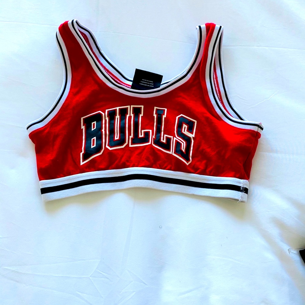 Forever 21- NBA Graphic Crop Top (Bulls) Size L